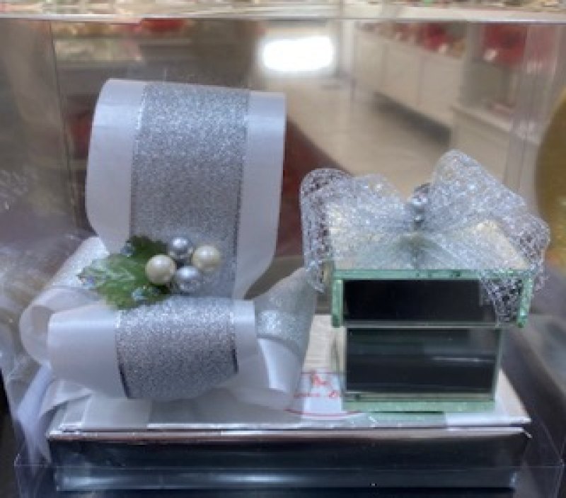 Caja de espejos con almendras 