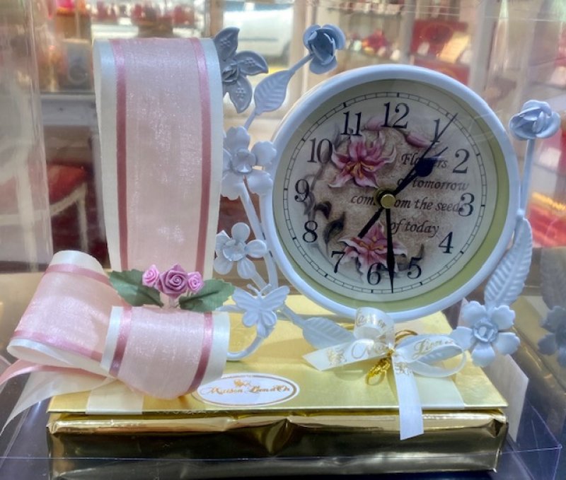 Reloj blanco estilo Shabby decorado 