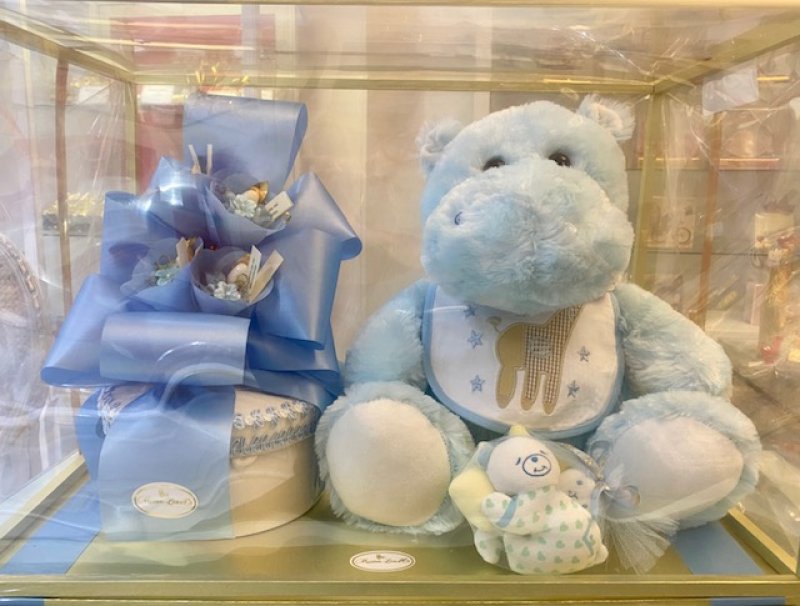 Hipopotamo bebe con babero y sonajeros